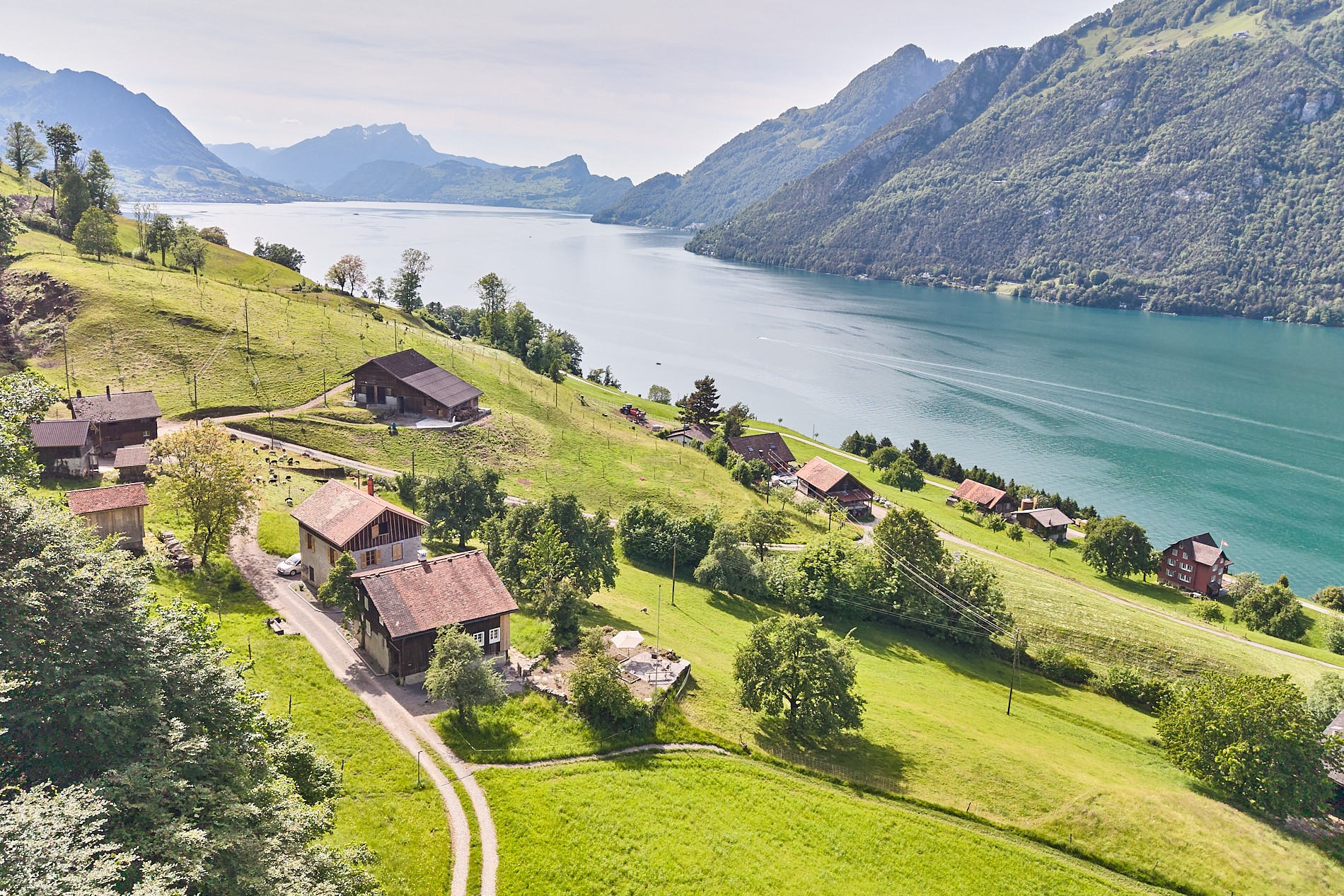 La maison médiévale de Buochholz se dresse dans son paysage d’origine, parfaitement intégrée à son environnement.