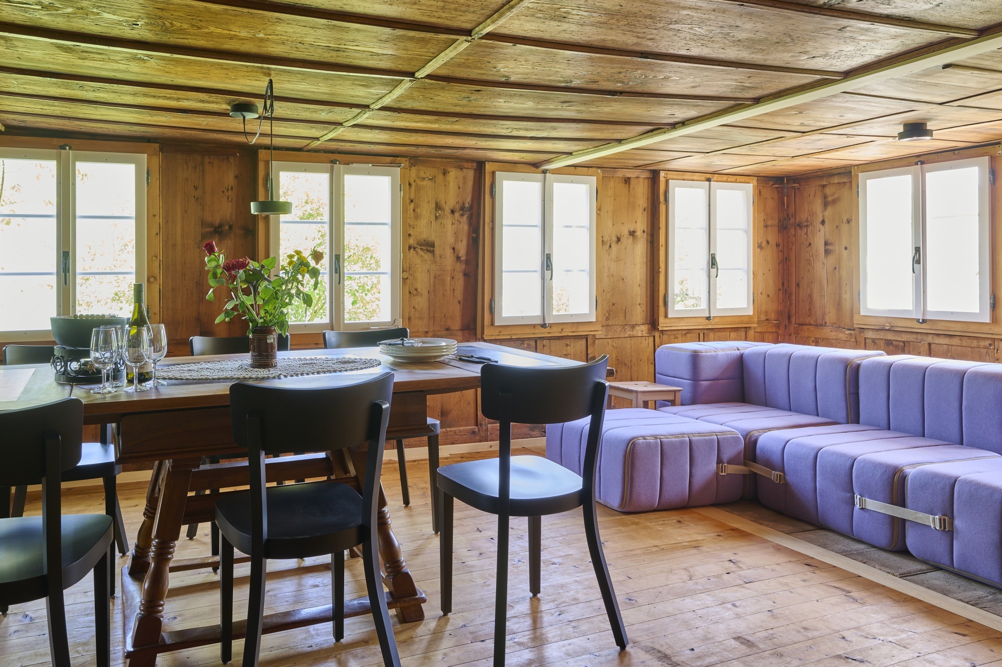 Un intérieur où éléments médiévaux et aménagements contemporains cohabitent avec sobriété et authenticité.