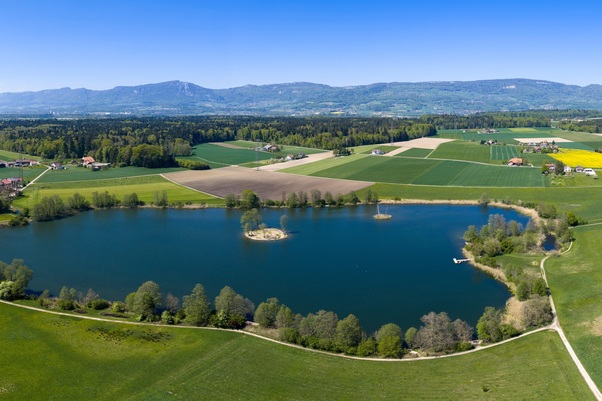 La grande île du lac d'Inkwil abrite un site archéologique classé au patrimoine mondial de l'Unesco.