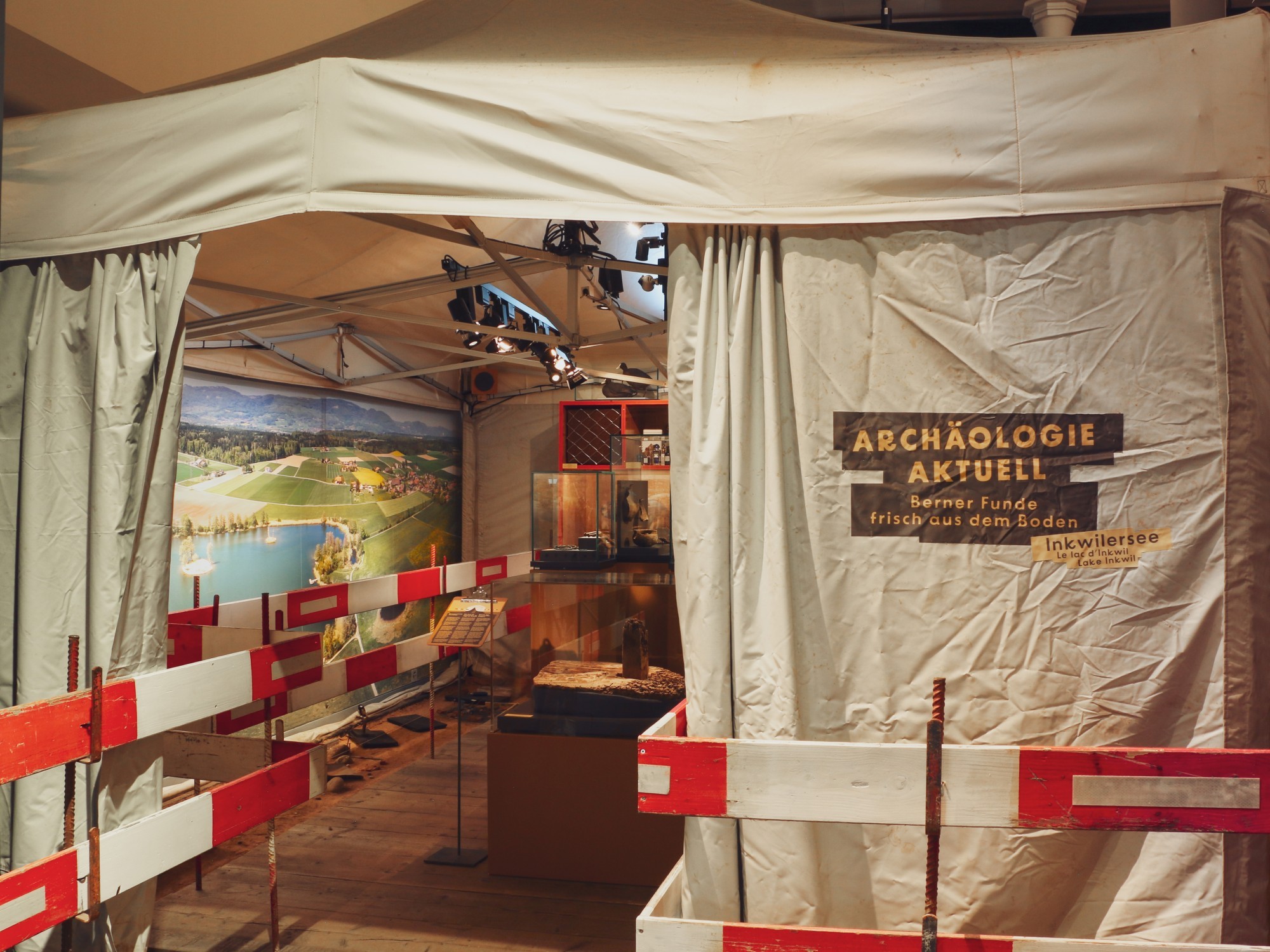 La tente de fouille du Musée d'Histoire de Berne propose une exposition consacrée aux trouvailles archéologiques, mais également au castor et à son mode de vie.