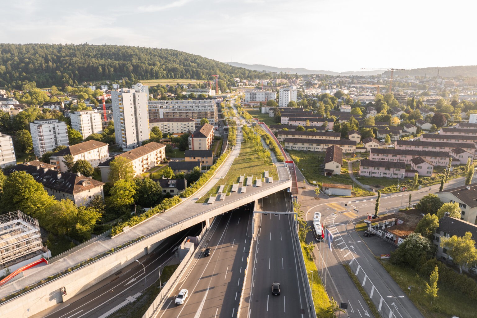 Une structure construite au‑dessus de l’autoroute a été transformée en corridor écologique urbain grâce à une végétalisation adaptée à un sol très mince et à une forte exposition.