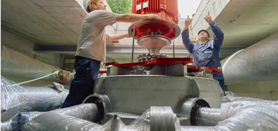 Par rapport à l’ancien système qui utilisait une technologie de pompe inversée, la turbine Pelton offre davantage de flexibilité, un meilleur rendement énergétique et un encombrement réduit. Elle répond également aux exigences légales en matière acoustiqu