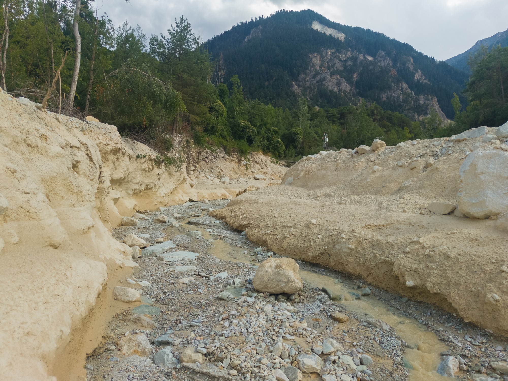 L’Illgraben à l’état normal laisse deviner avec quelle puissance les laves torrentielles peuvent dévaler la vallée.