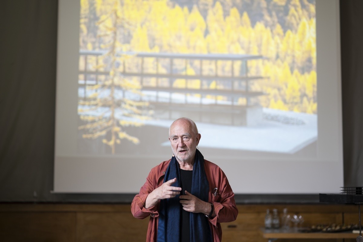 Peter Zumthor est un architecte suisse de renommée internationale, né en 1943 à Bâle et est considéré comme l’un des architectes les plus importants de sa génération, connu pour son architecture minimaliste.