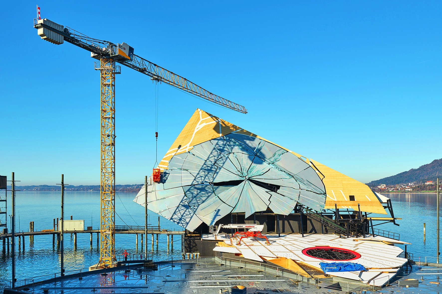 A son point le plus haut, le mur de miroirs s'élève à 25 m au-dessus de la surface de l'eau et couvre environ 700 m².