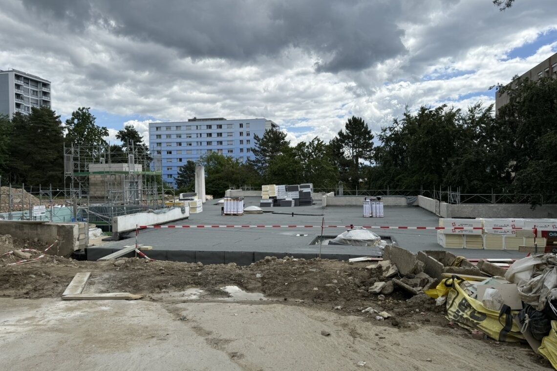 Les travaux envisagés permettront de réduire les besoins de chauffage d’au moins 58 %. L’installation de panneaux photovoltaïque sur le préau permettra de produire 82'000 kWh/an, soit l’énergie de plus de 23 ménages à l’année.