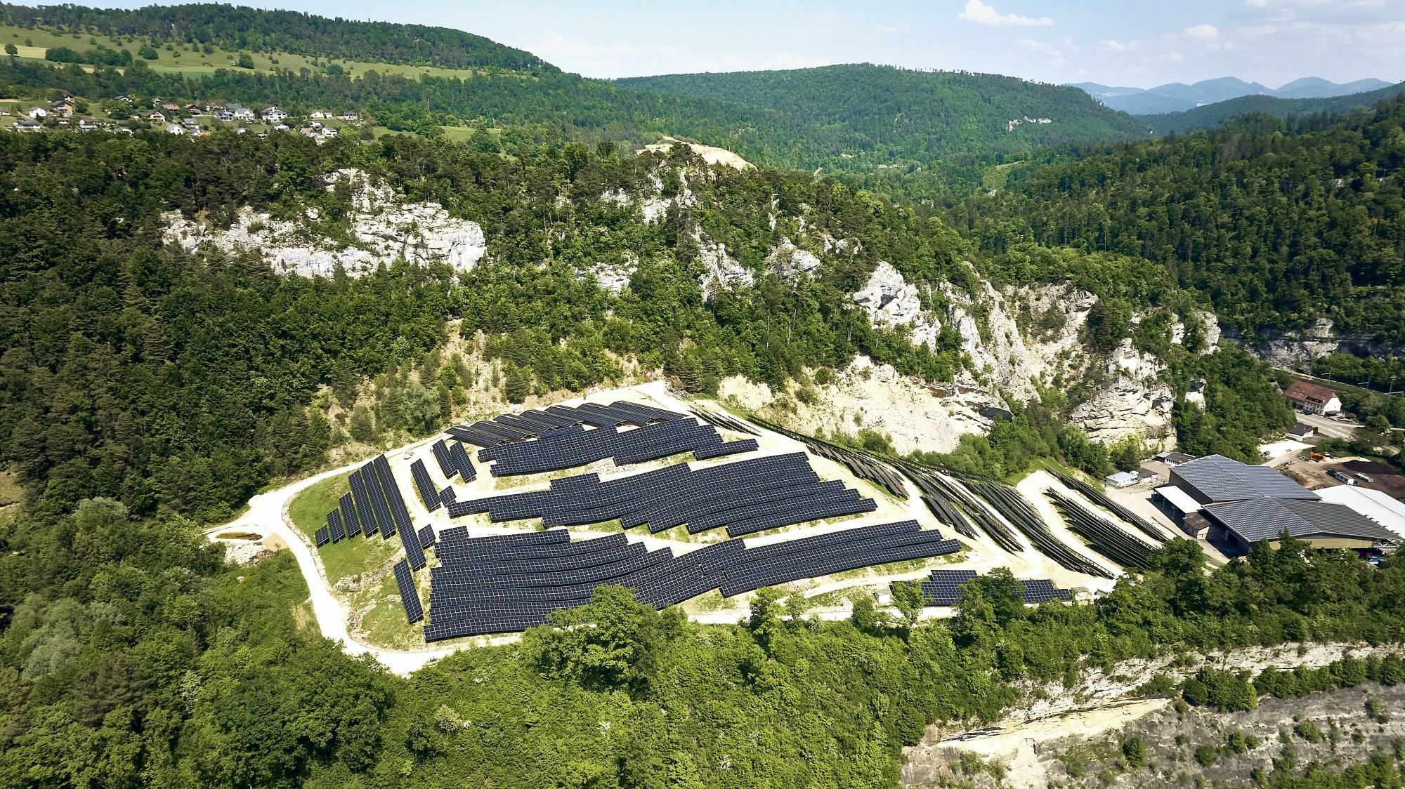 Transformation du site «Hinterm Chestel»: l’ancienne décharge accueille désormais l’installation solaire d’IWB.