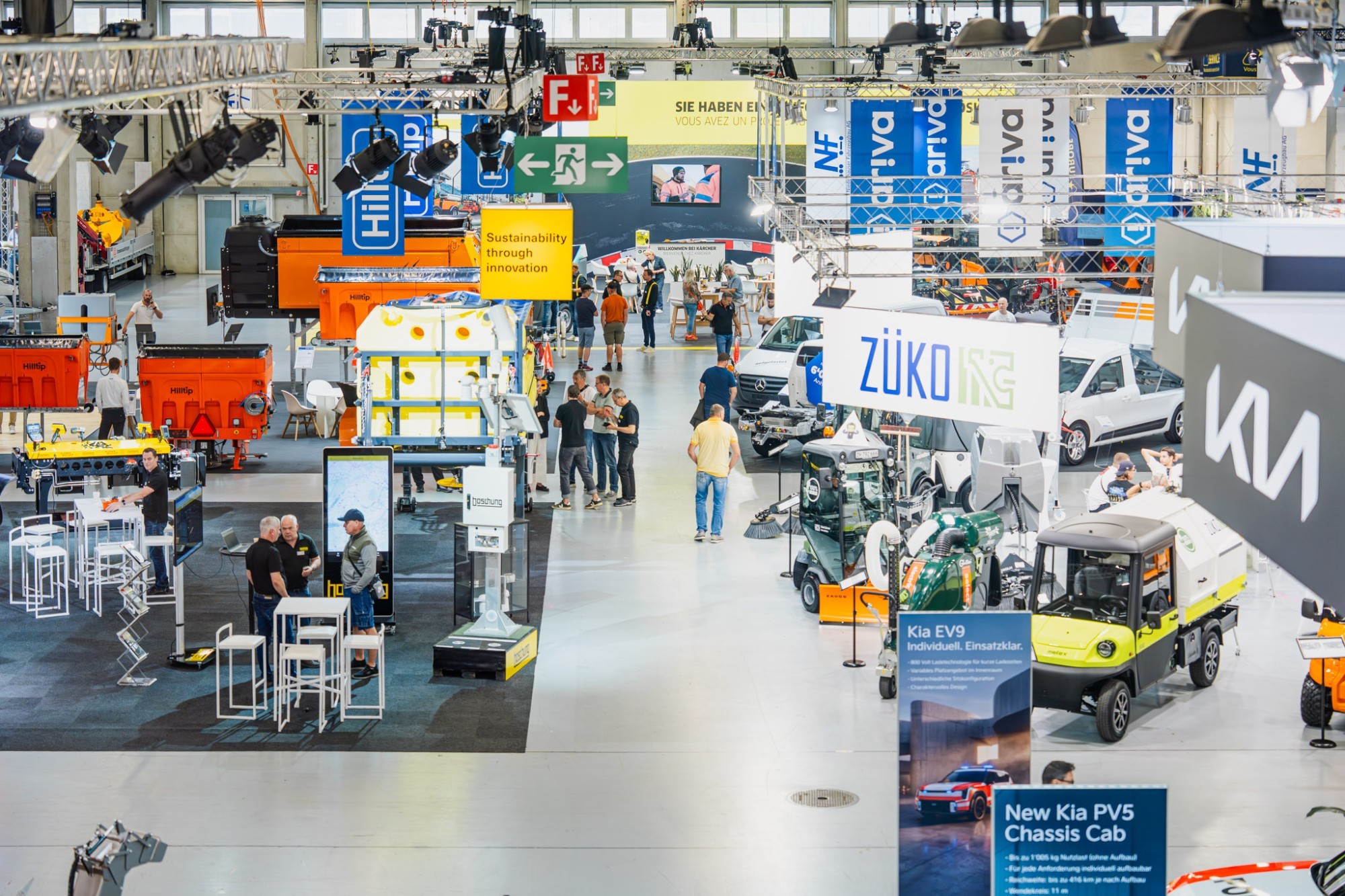 Aperçu des halls d’exposition, où visiteurs et exposants échangent autour des solutions dédiées au secteur public.