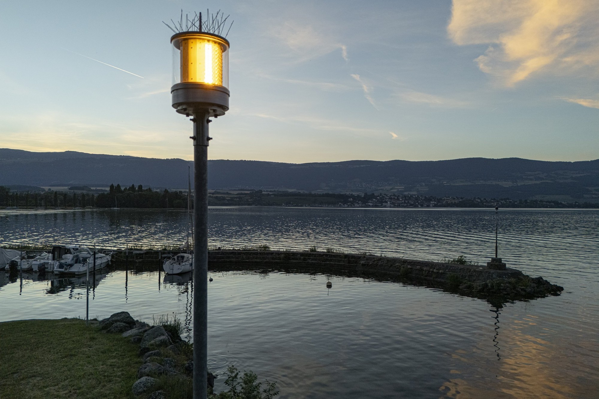Feu à éclipses modernisé sur les rives du Léman — Ce signal lumineux rénové fait partie du dispositif d’alerte harmonisé déployé autour des lacs romands pour avertir rapidement la population en cas de vents forts ou de tempête.