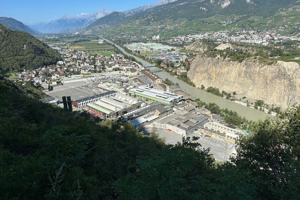 Les inondations de l’été 2024 à Sierre–Chippis, où les crues du Rhône ont submergé routes et habitations, ont laissé d’importants dépôts de limon et des dommages matériels considérables.