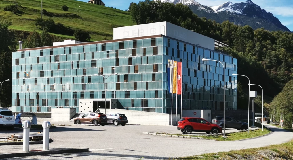 L'ancien hôtel Cube de Savognin devrait rouvrir ses portes en décembre en tant qu'auberge de jeunesse.