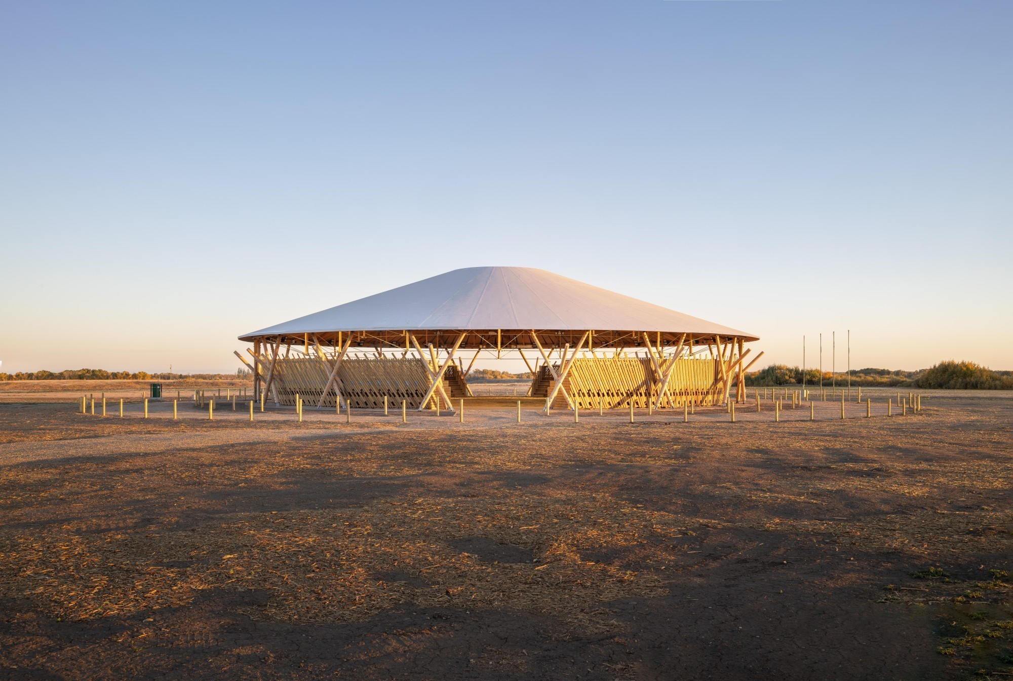 Aux abords du Muscowpetung Powwow Arbour, des terres agricoles ont été renaturées pour retrouver leur aspect de prairie.