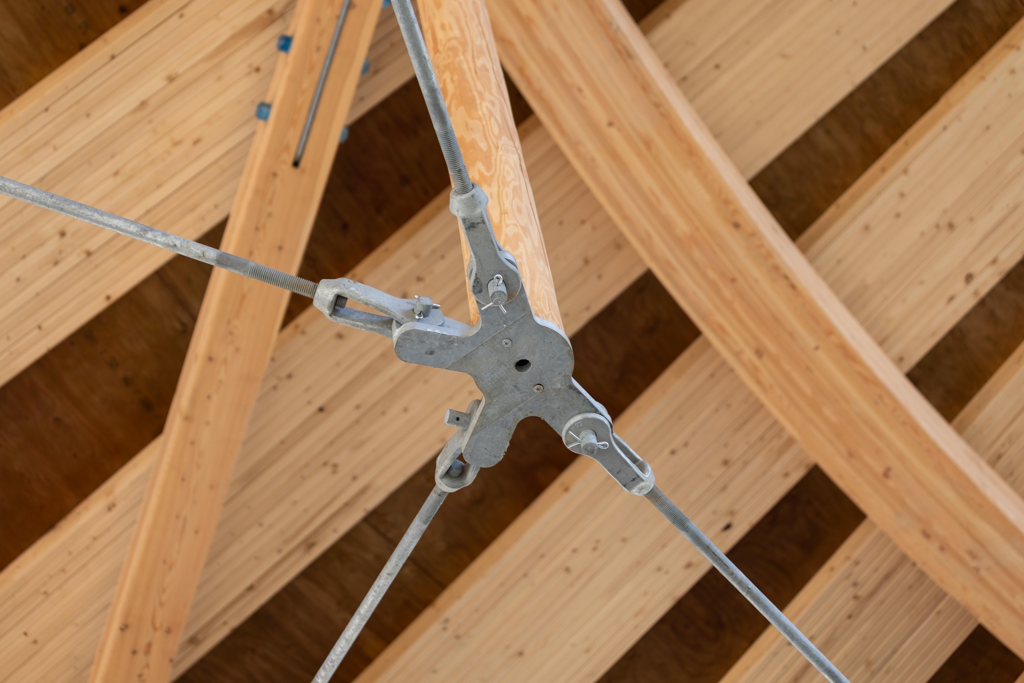 Les éléments porteurs du pavillon sont reliés par un système de câbles inspiré de la corde tendue d’un arc et des peaux de tambour, permettant de stabiliser la structure sans moments de flexion.