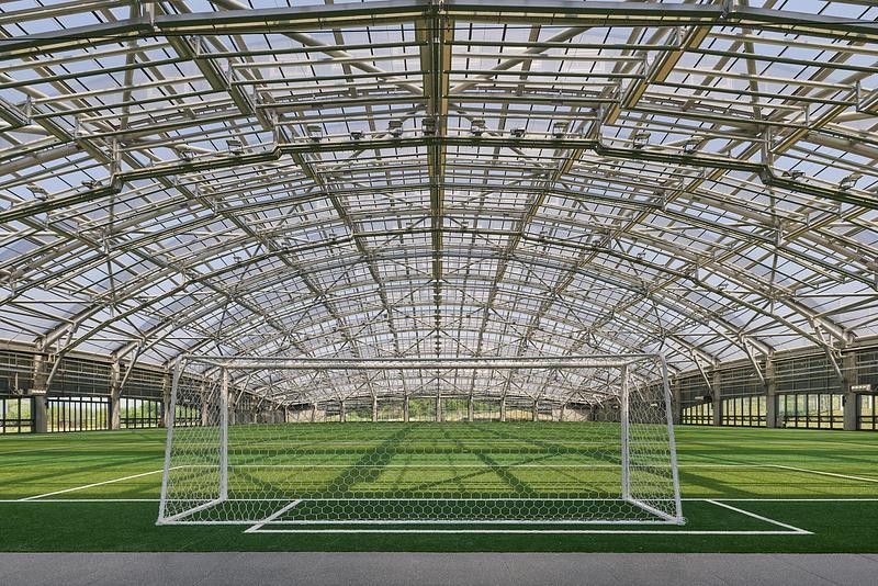 Détails des finitions métalliques et des surfaces techniques qui définissent l’identité du complexe sportif.