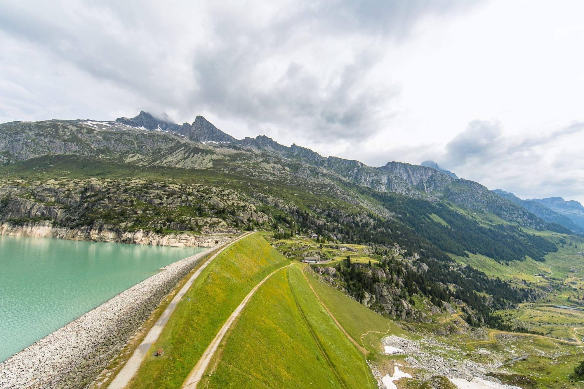 Concrètement, une élévation du barrage de 15 mètres augmenterait de 28 % la capacité de stockage du Göscheneralpsee.