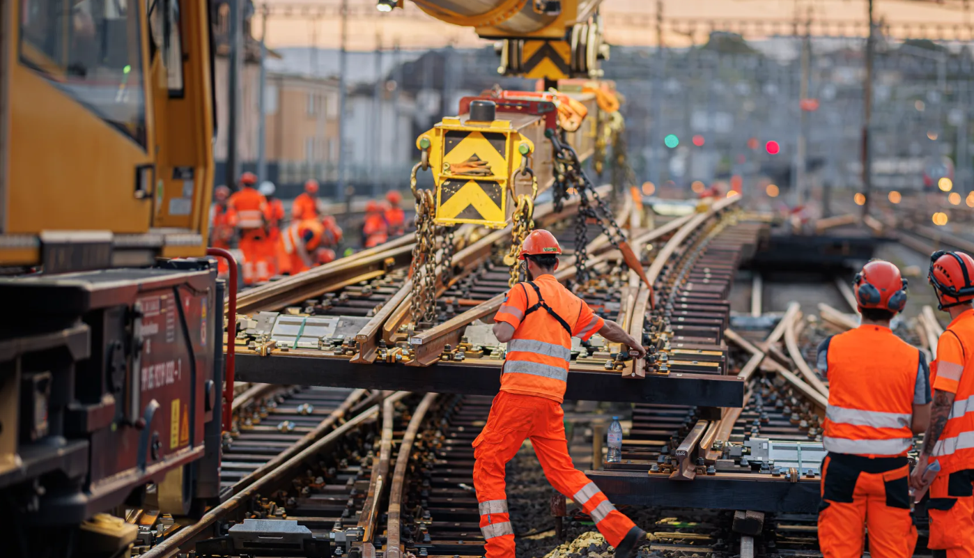 Les ouvriers sont intervenus sur les appareils de voie pour la dépose et la pose des nouveaux aiguillages lors du chantier mené en continu en juin dernier.