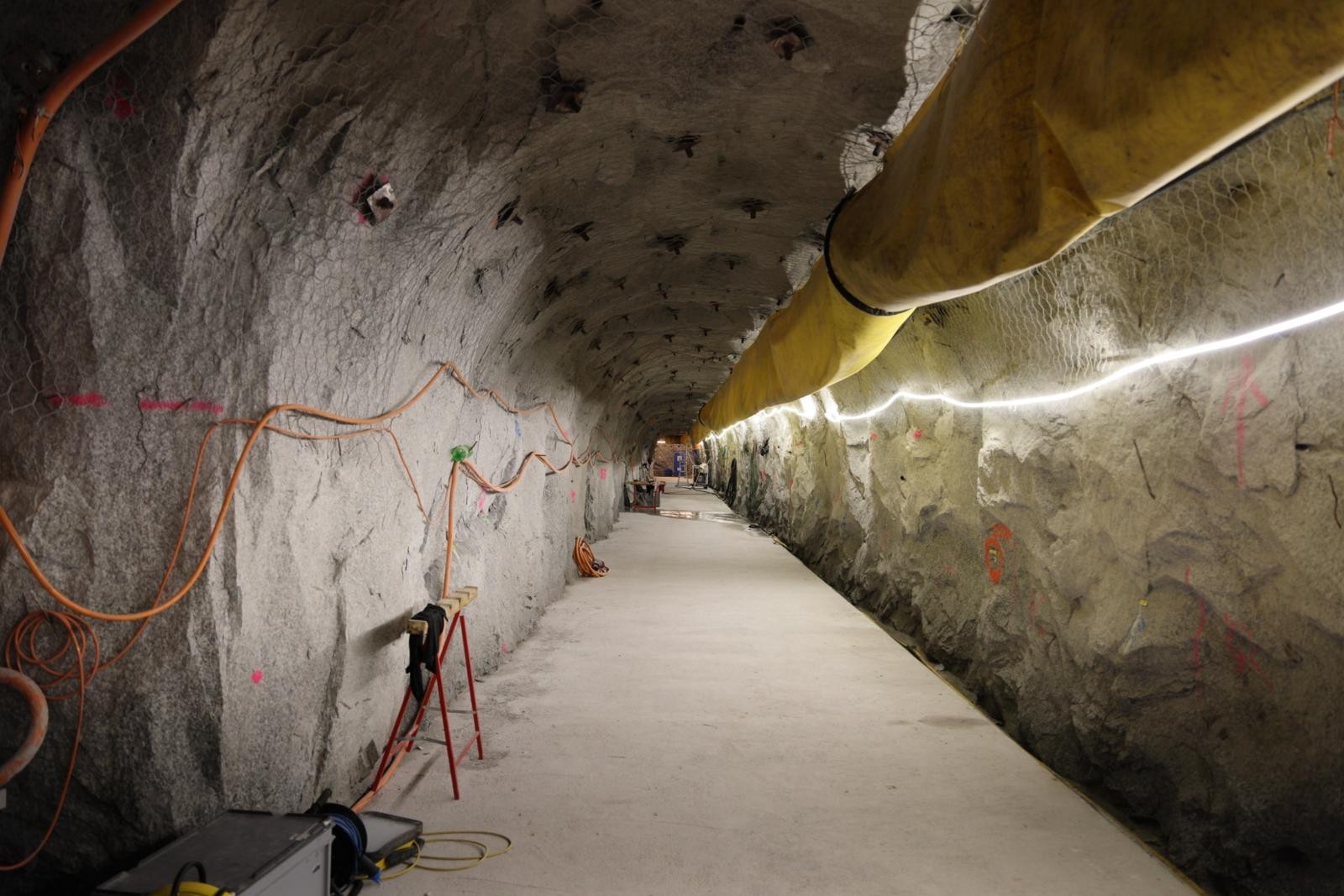 Vue de la galerie FEAR, qui longe une faille géologique à une distance d'environ 40 m.