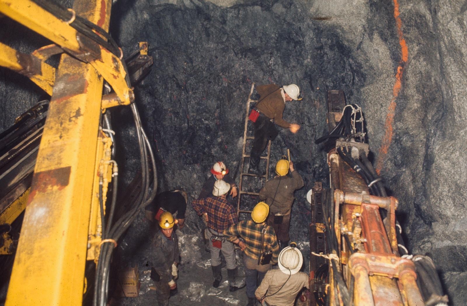 Le tunnel de Bedretto servait à l'évacuation des déblais issus du creusement du tunnel de base de la Furka. Photo : opérations de chargement dans la galerie, vers 1977.
