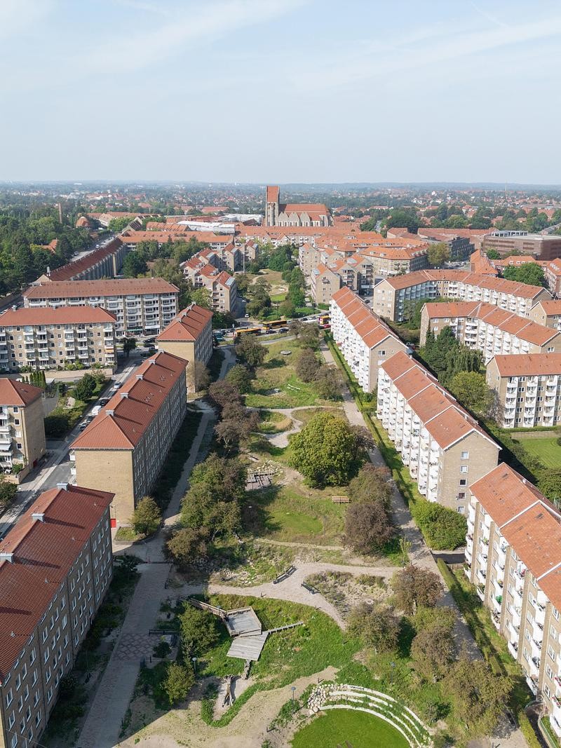 Vue d’ensemble du parc climatique Grønningen‑Bispeparken, structuré par ses noues végétalisées et ses paysages naturels.