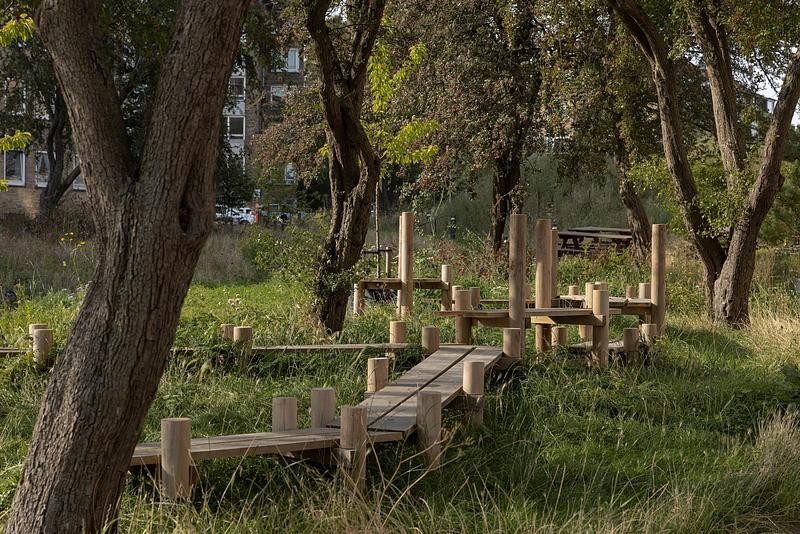 Un sentier en bois guide les visiteurs au cœur des noues végétalisées et des zones naturelles du parc.
