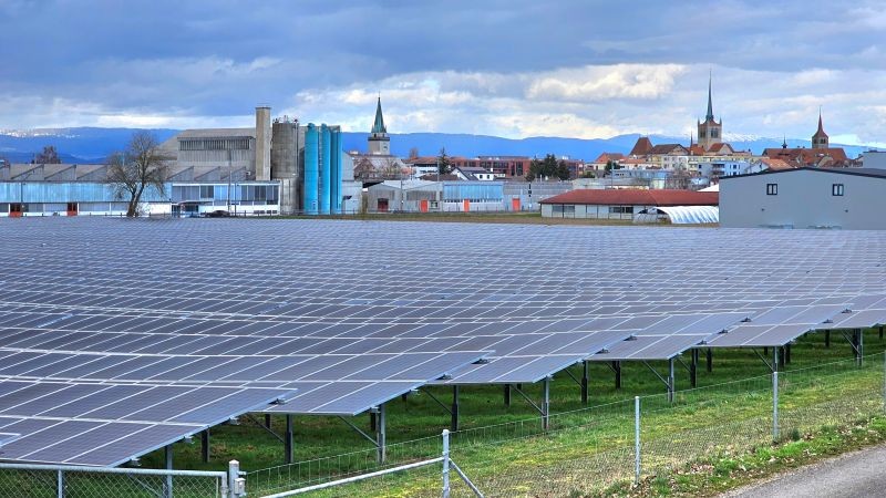 En plus du solaire photovoltaïque sur les infrastructures, le canton de Fribourg mise sur le développement des installations solaires montées au sol en zone à bâtir.