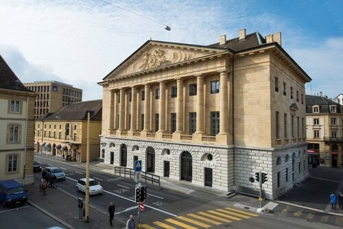 La démolition des anciens abattoirs de Serrières, site insalubre et pollué actuellement en cours d’assainissement, a débuté.