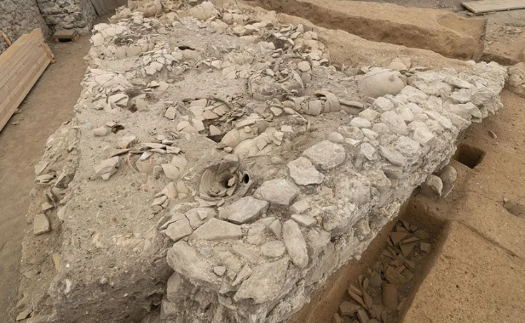 En 2010, des vestiges archéologiques sont découverts lors de travaux de réaménagement sur l’esplanade Théodelinde, en vieille ville.