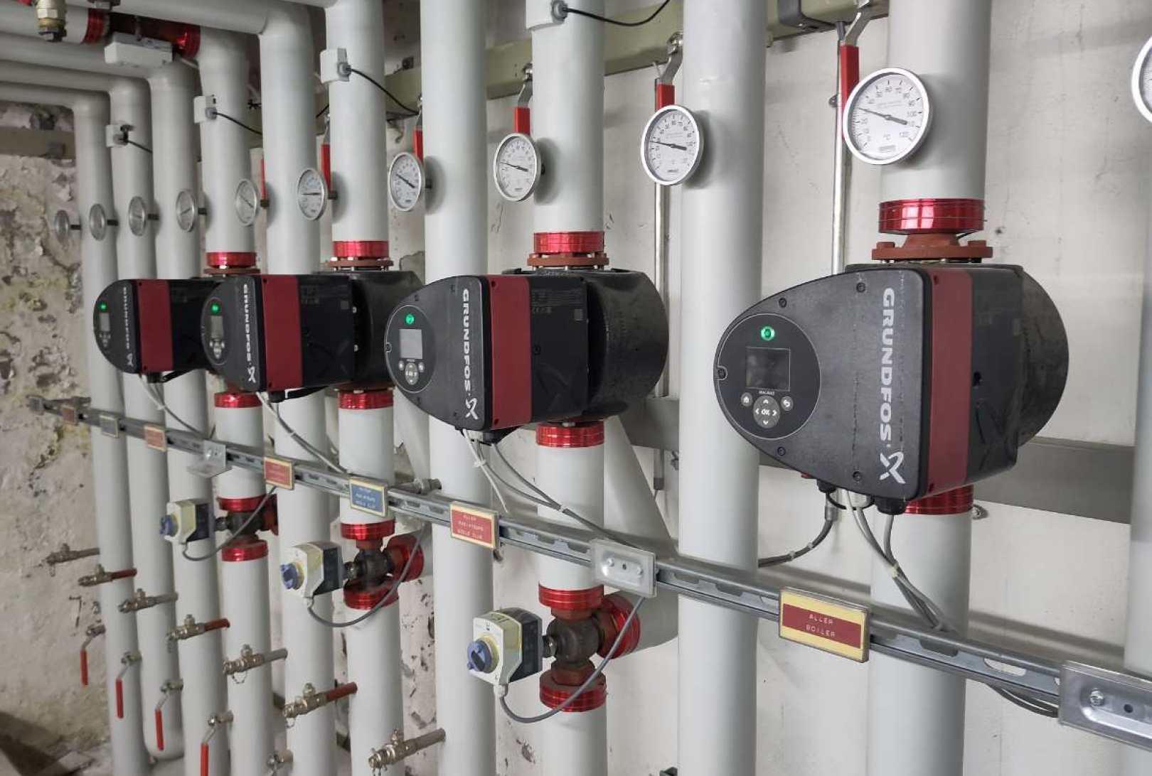Un spécialiste mandaté par la Ville intervient sur les paramètres de régulation pour améliorer l’efficacité énergétique du bâtiment.