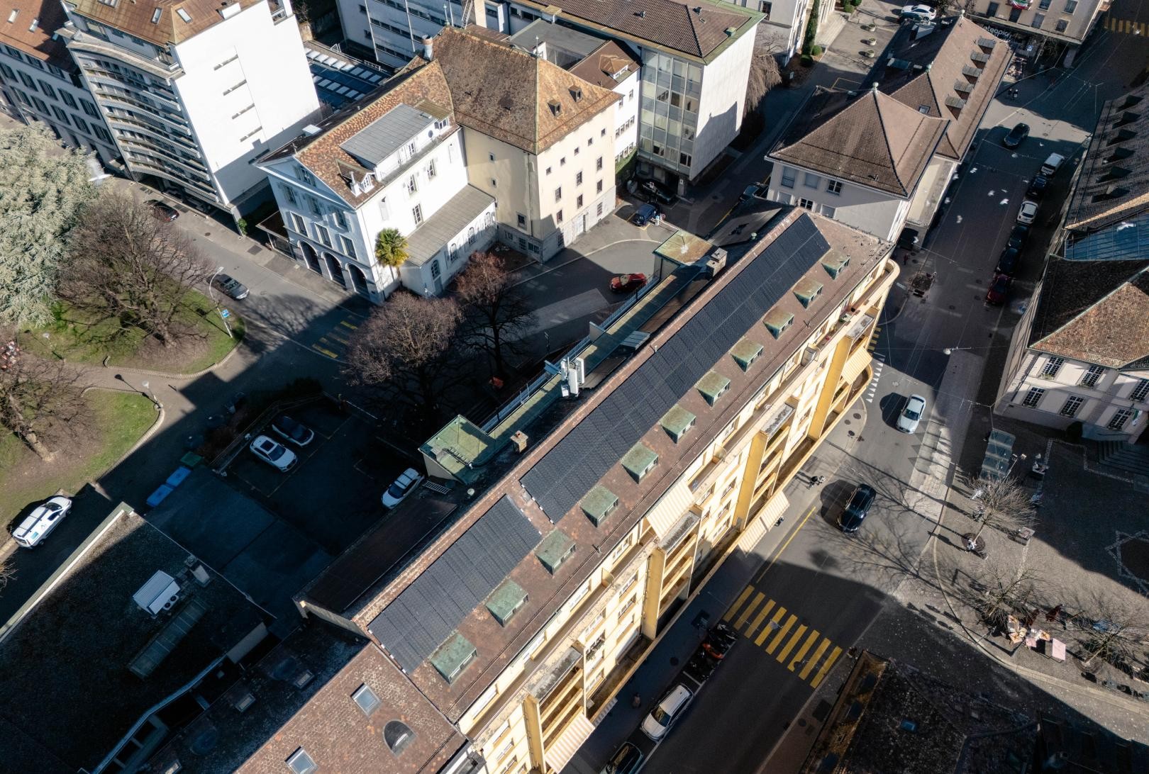 Des panneaux solaires rue du Simplon à Vevey témoignent de l’essor du photovoltaïque, au centre de la conférence que la Ville consacrera cet automne aux propriétaires.