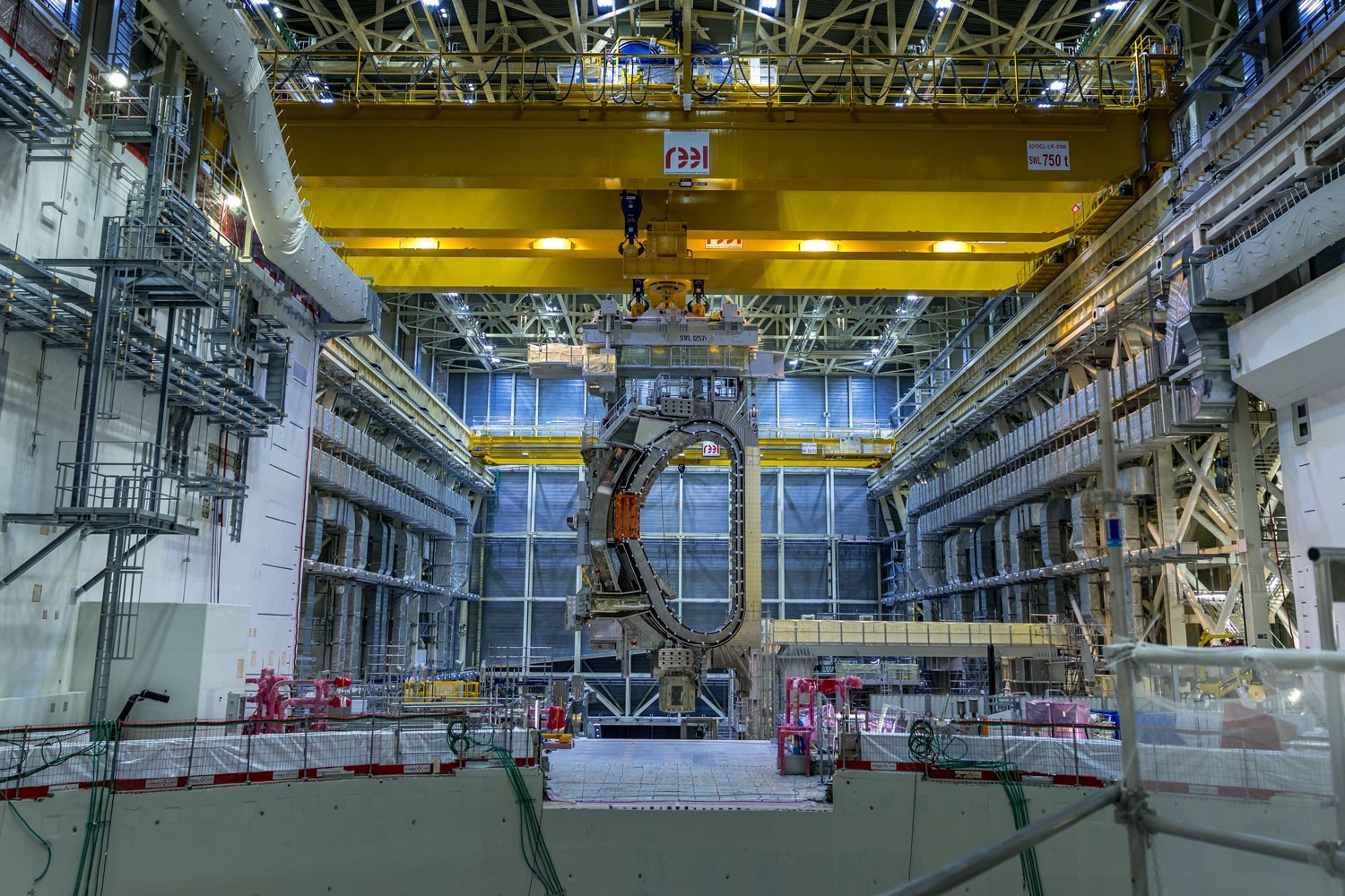 Le module sectoriel s'approche du bord de la fosse du tokamak. La rotation a commencé afin que le module pénètre dans la fosse dans la bonne orientation.