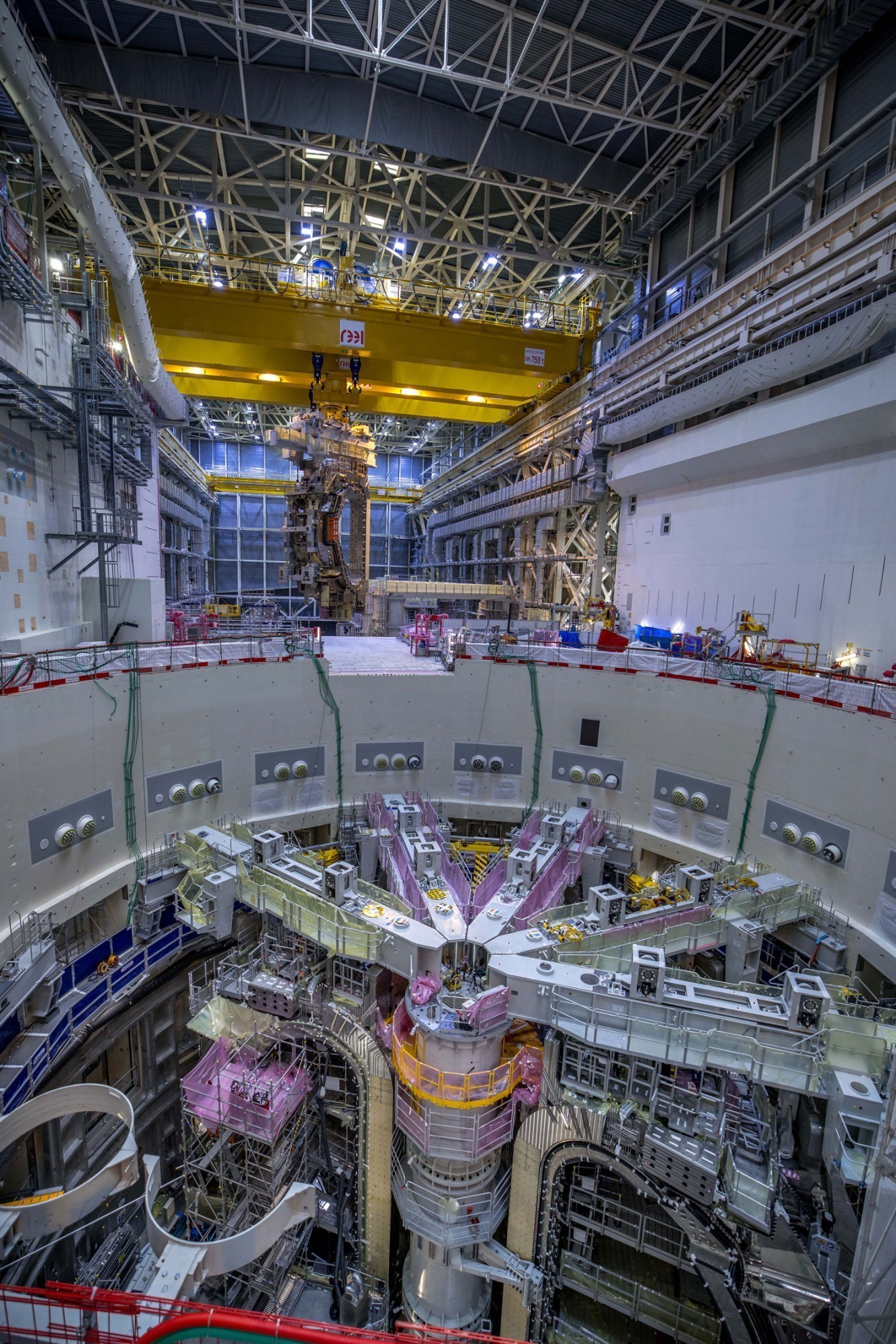 Le module sectoriel s'approche du bord de la fosse du tokamak.