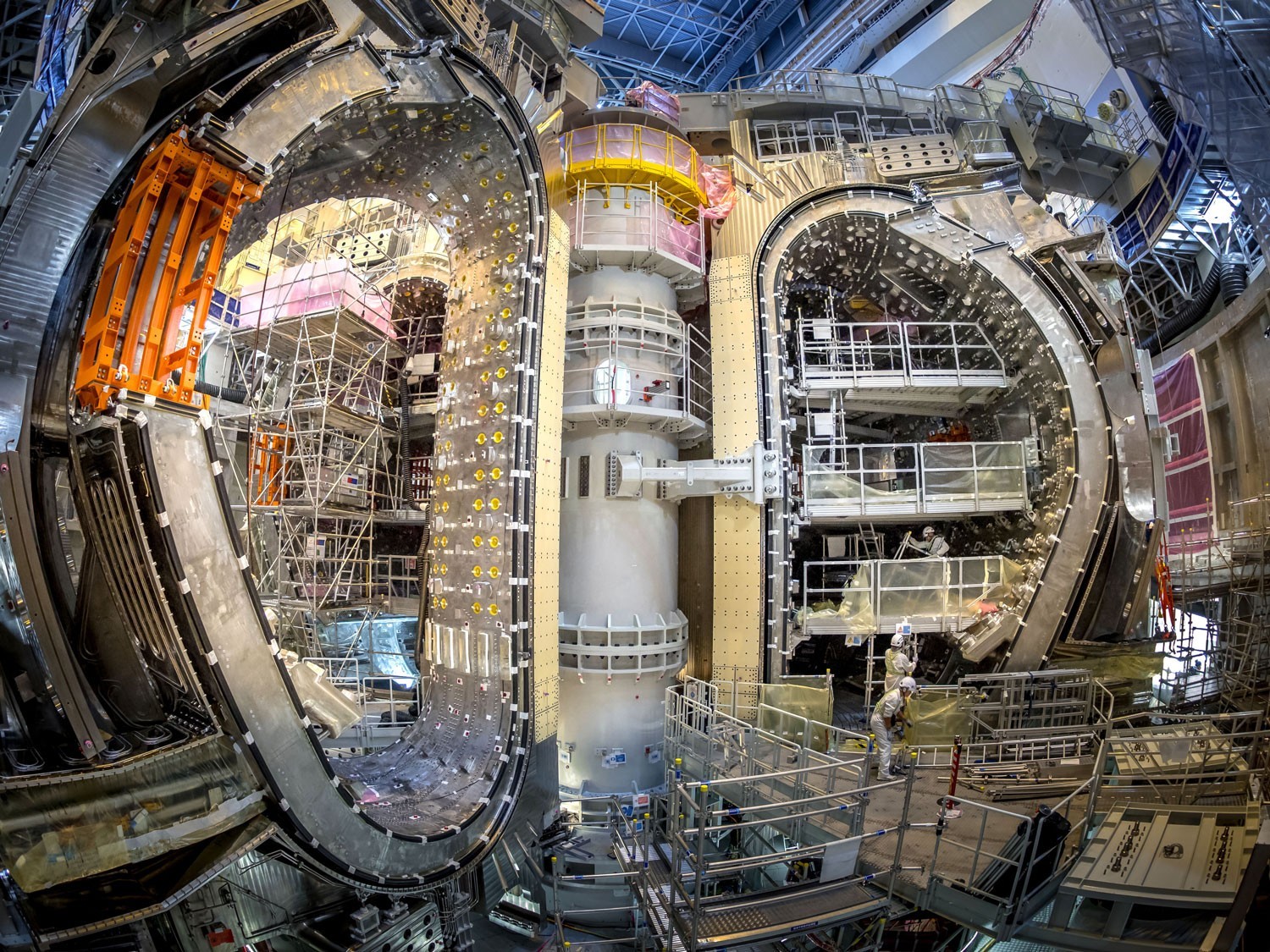 Six des neuf modules sectoriels étant désormais installés, la chambre à plasma d'ITER est achevée aux deux tiers. Un autre module sectoriel sera ajouté d'ici la fin de l'année, tandis que les deux derniers modules sectoriels devraient être mis en place en