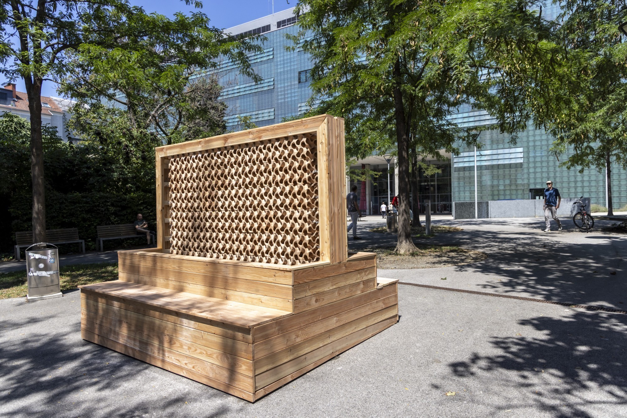 Un mur rafraîchissant composé de cubes en céramique imprimés en 3D se trouve sur le campus « Neue Technik » de l'Université technique de Graz.