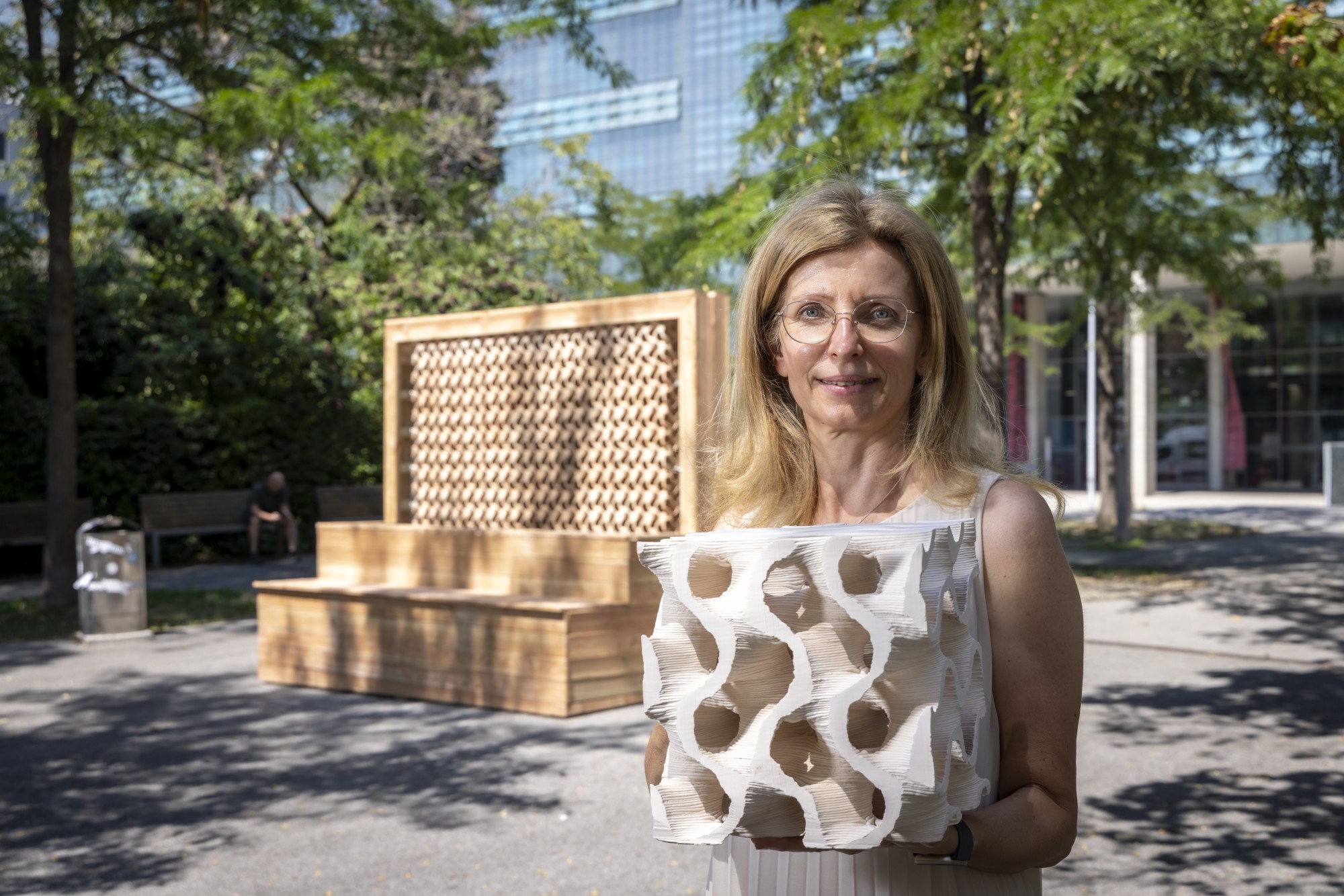 Milena Stavric, de l’Institut d’architecture et des médias de l’Université technique de Graz, avec un cube en céramique rafraîchissant.