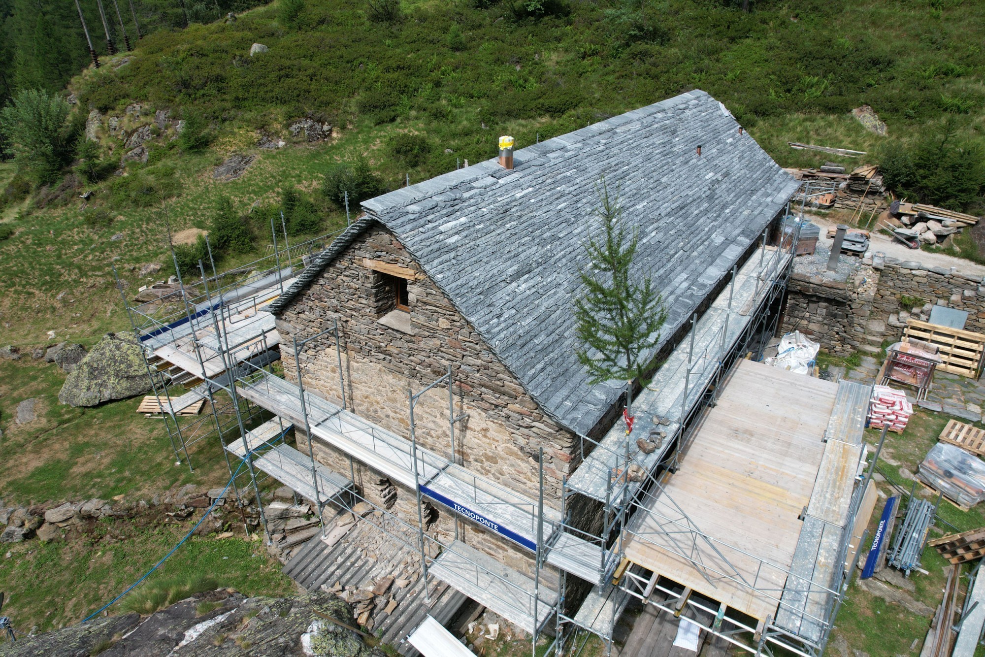 La Capanna Soveltra, située dans la vallée du Maggia au Tessin, a été détruite par un incendie en octobre 2017 et est actuellement en cours de reconstruction sous le nom d’«Alloggio alpino Soveltra».