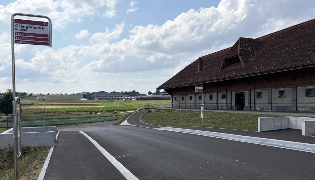 Nouvel arrêt de bus facilitant la desserte entre Grangeneuve et Agroscope.