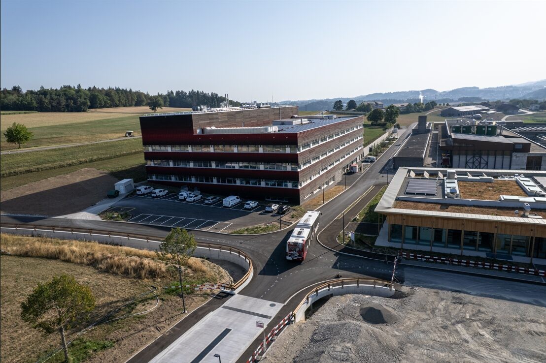 Le nouveau bâtiment de laboratoires intègre des installations hautement spécialisées et des technologies de pointe, constituant un jalon majeur pour Agroscope et le canton de Fribourg dans la consolidation de leurs capacités de recherche.