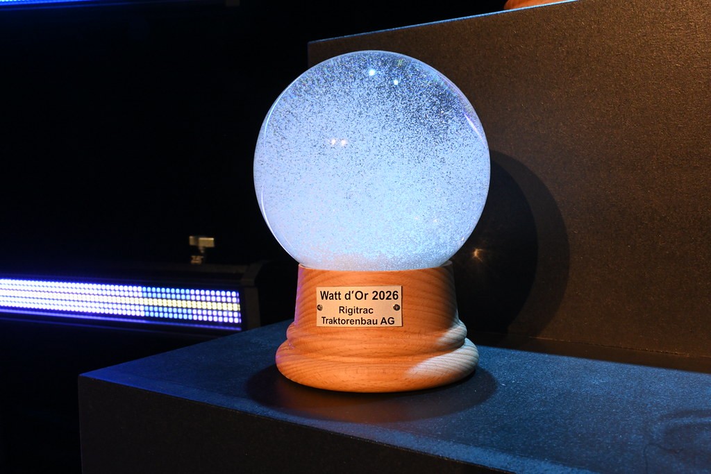 Le trophée du Watt d’Or, une sphère en verre montée sur un socle en bois est le symbole de l’excellence et de l’innovation énergétique en Suisse.