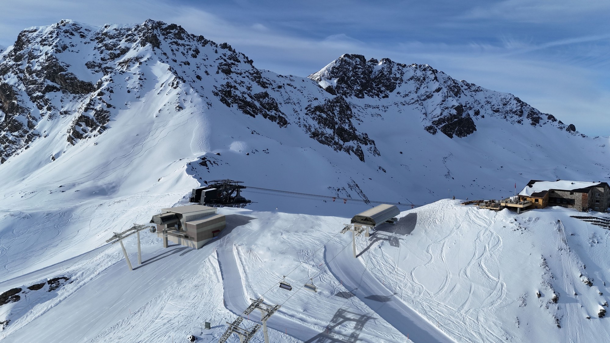 La station aval du Hörnli sera reconstruite pour accueillir la nouvelle télécabine et le télésiège.