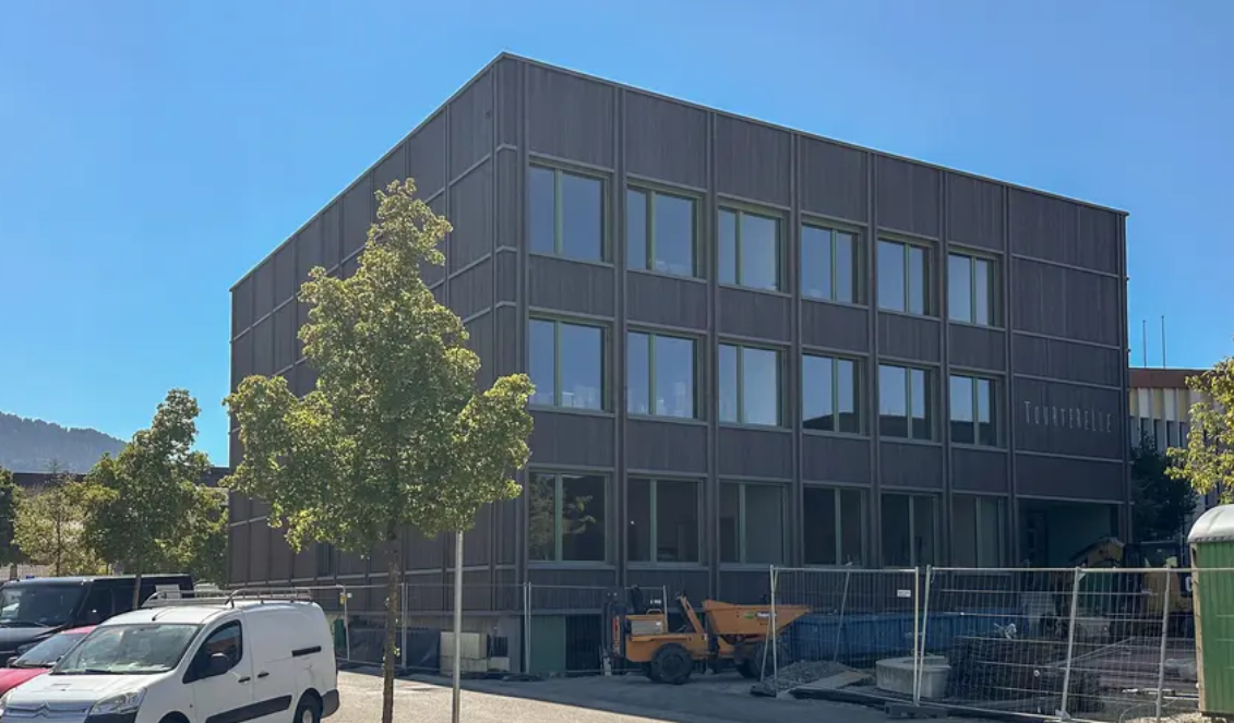 La Ville de Bulle met en service « La Tourterelle », un nouveau bâtiment scolaire durable destiné à absorber la hausse des effectifs et à renforcer le site de La Tour-de-Trême, dont les espaces extérieurs seront entièrement réaménagés d’ici l’automne.