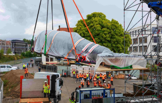 Arrivée de la baleine à la Route des Arsenaux.