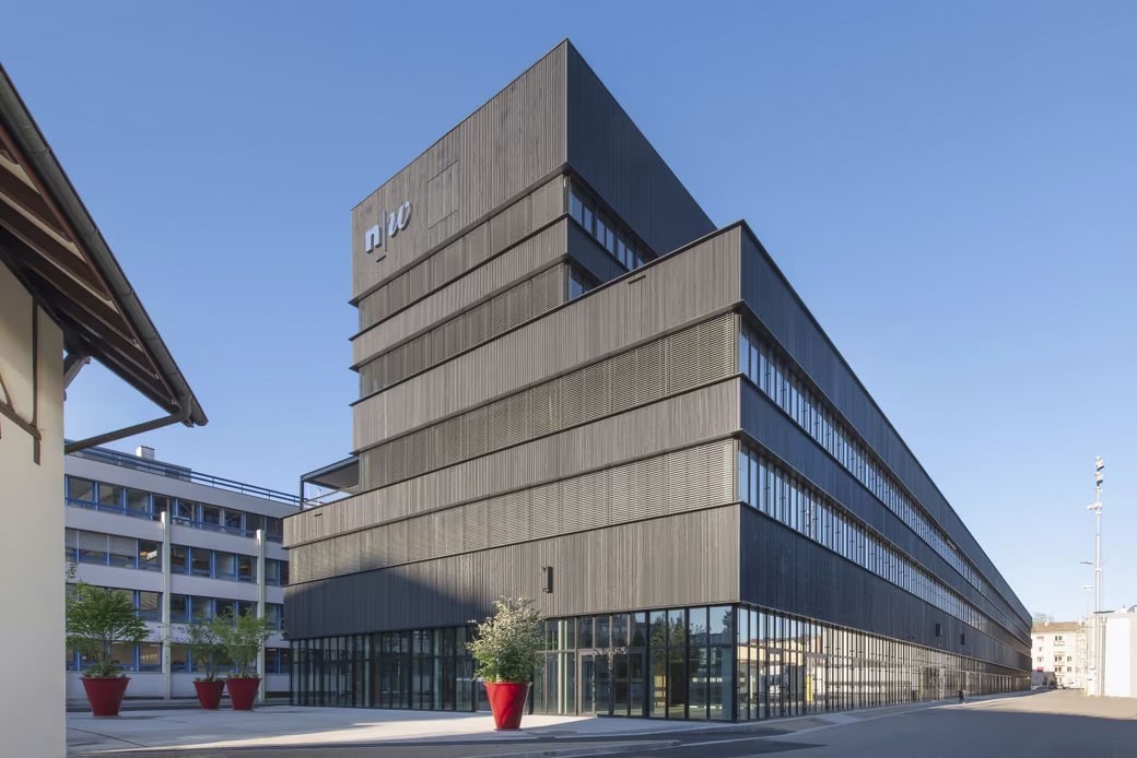 Le nouveau campus de la Haute école spécialisée du nord-ouest de la Suisse, situé sur le site du Dreispitz, offre un aménagement intérieur modulable.