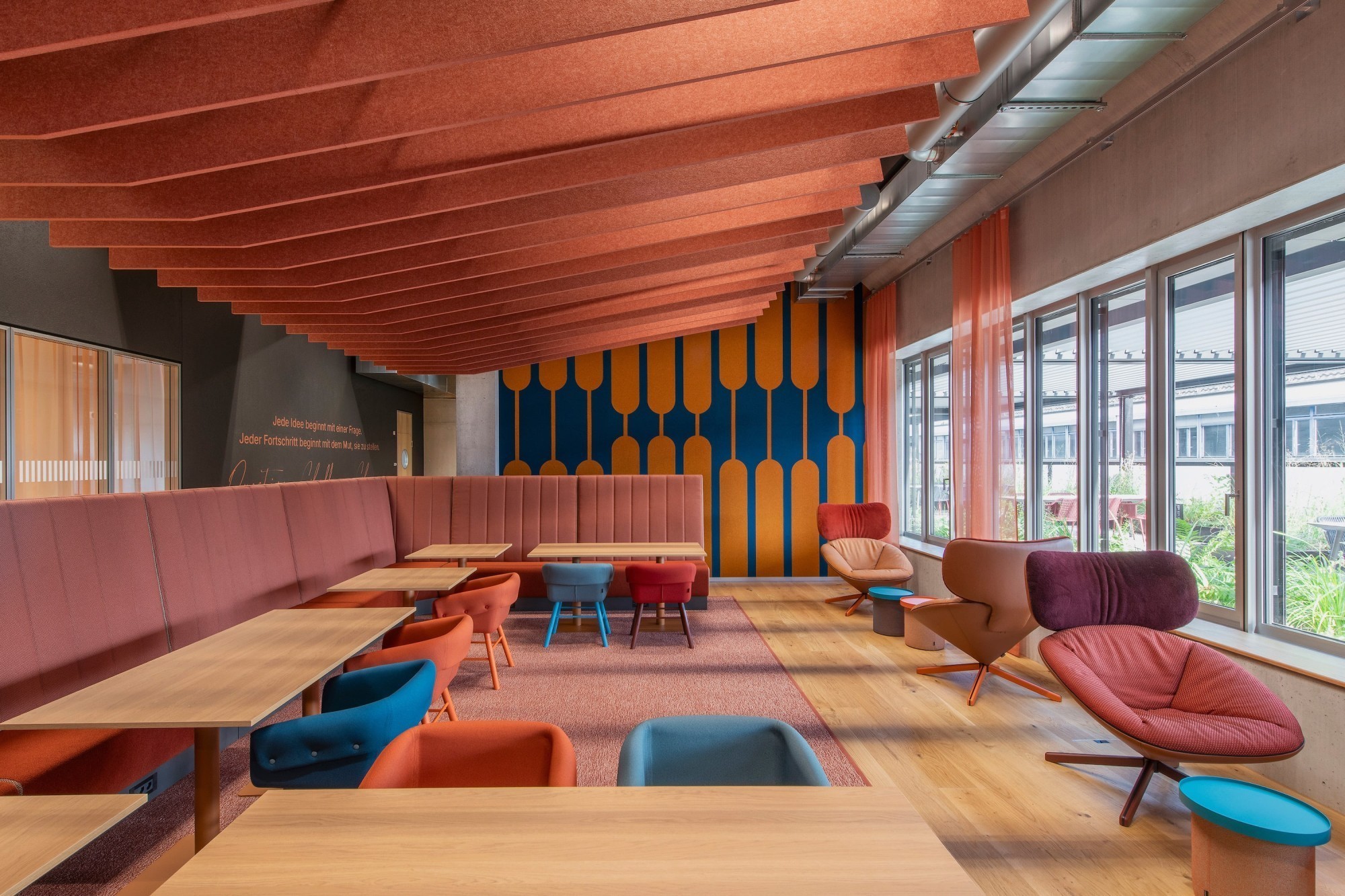 Espace de coworking aménagé dans le nouveau bâtiment du campus, conçu pour offrir une utilisation flexible des locaux.