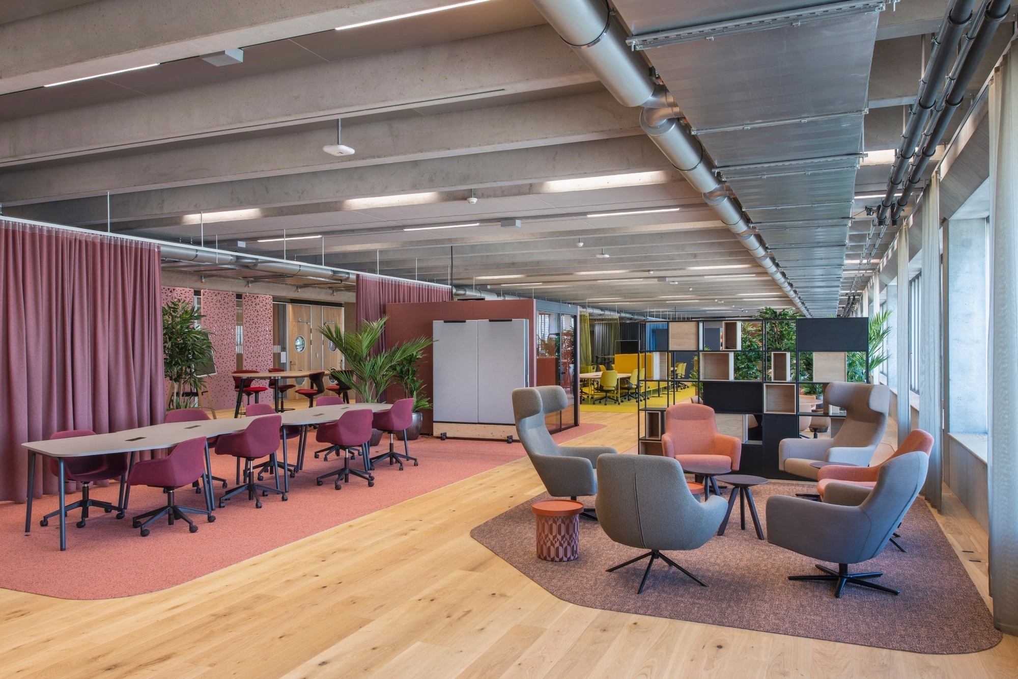 Espace de travail aux teintes apaisantes aménagé pour encourager les échanges.