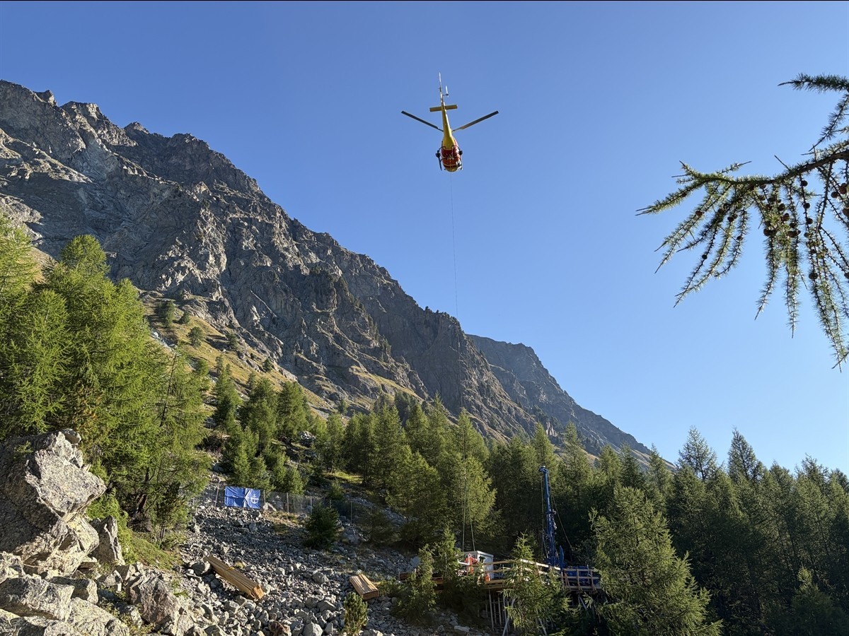 Des forages sont réalisés sur un terrain escarpé et accidenté, certains atteignant jusqu’à 140 m de profondeur dans la roche.