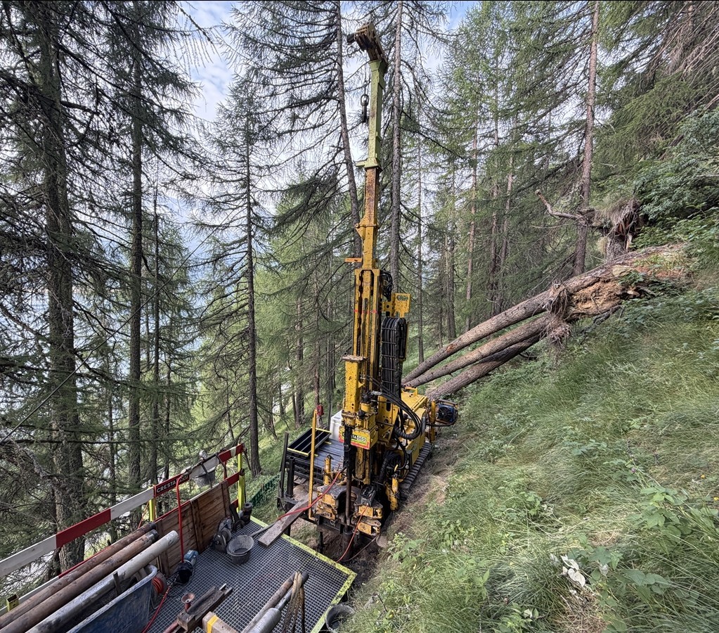 Le matériel nécessaire aux forages est acheminé par hélicoptère. Il faut ainsi installer des filets de protection contre les chutes de pierres côté montagne de la plate-forme, afin de garantir la sécurité des opérations.