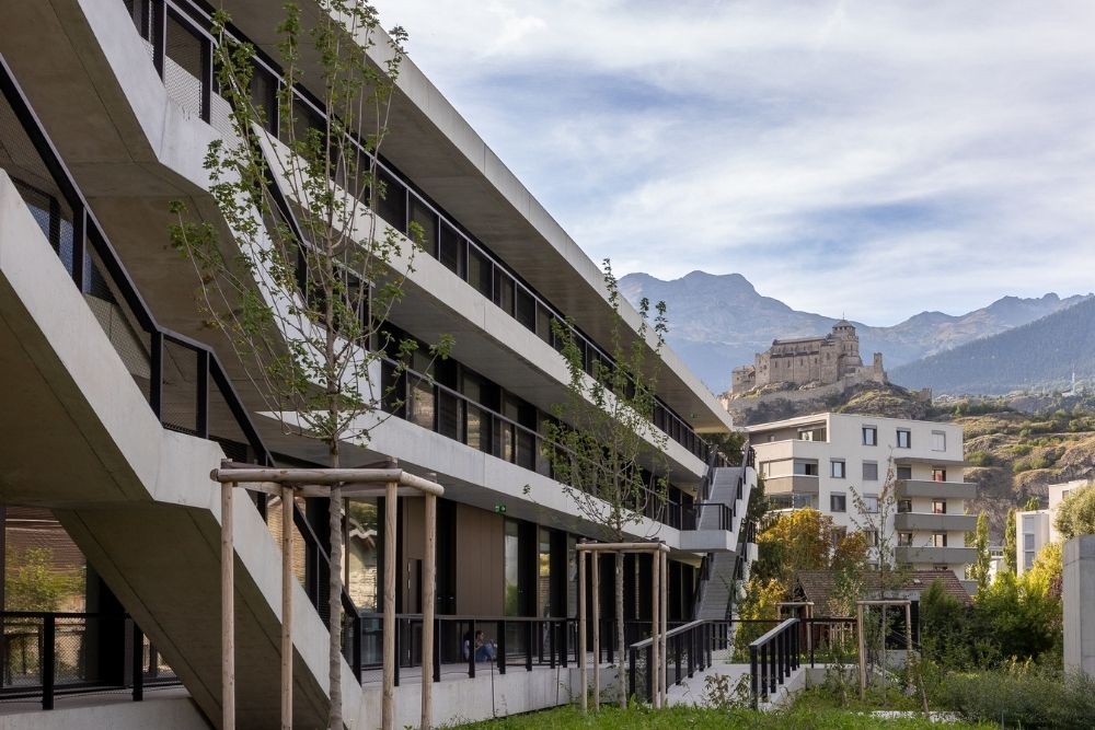 Le nouveau Lycée‑Collège Ella Maillart, inauguré à Sion, offre des infrastructures modernes et durables pour accueillir les étudiants.