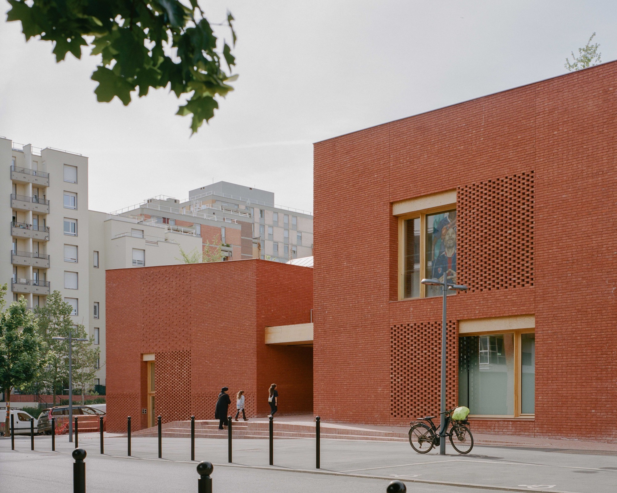 La Maison des Services Publics Jacques‑Prévert, dont la façade en briques pleines évoque le patrimoine architectural d’Evry‑Courcouronnes.