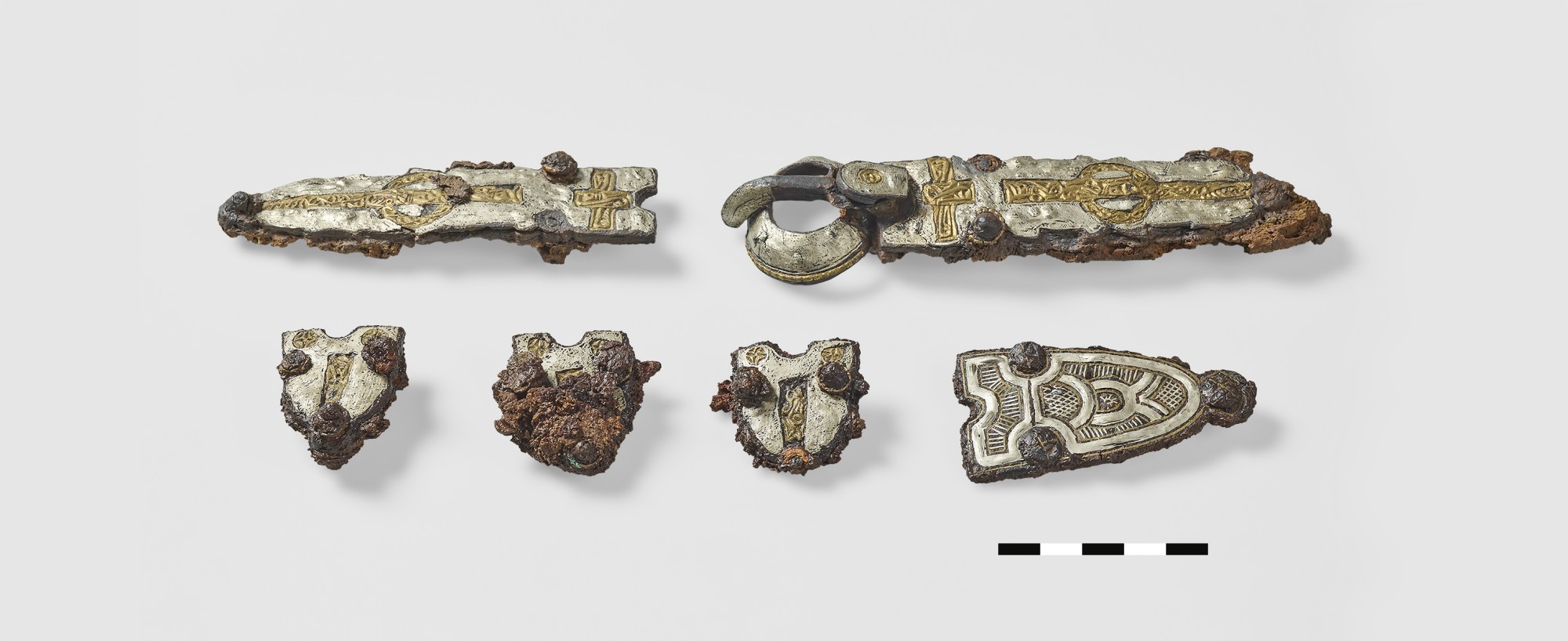 Fragments métalliques d'une ceinture masculine du VIIe siècle à décor en argent et en laiton.