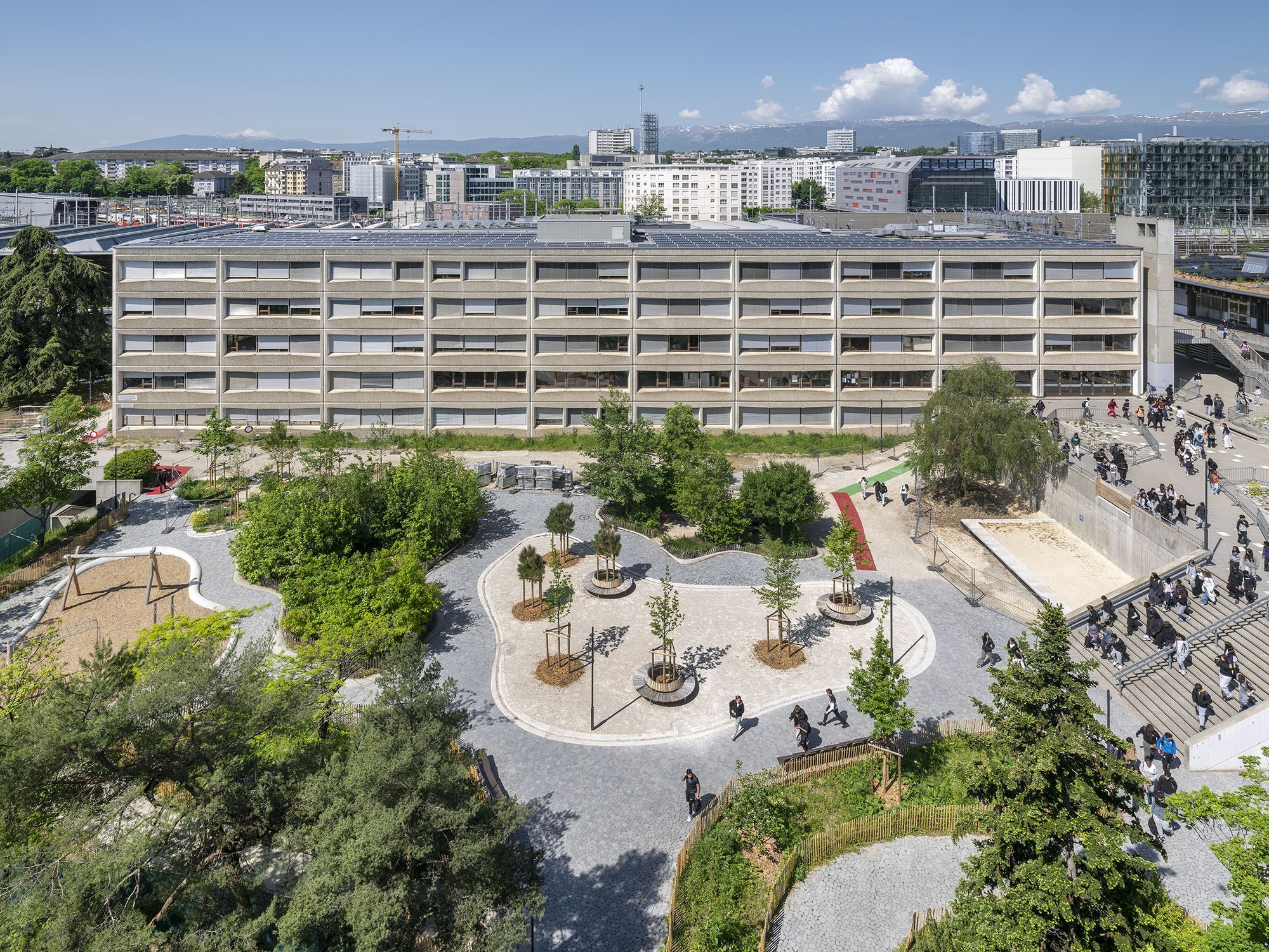 Le cycle d'orientation de Sécheron, qui a fêté ses 50 ans ans d'existence en 2021, a été identifié comme un îlot de chaleur important à l'échelle du canton. Il est un des sites pilotes du projet Cool City développée par le Plan climat cantonal.
